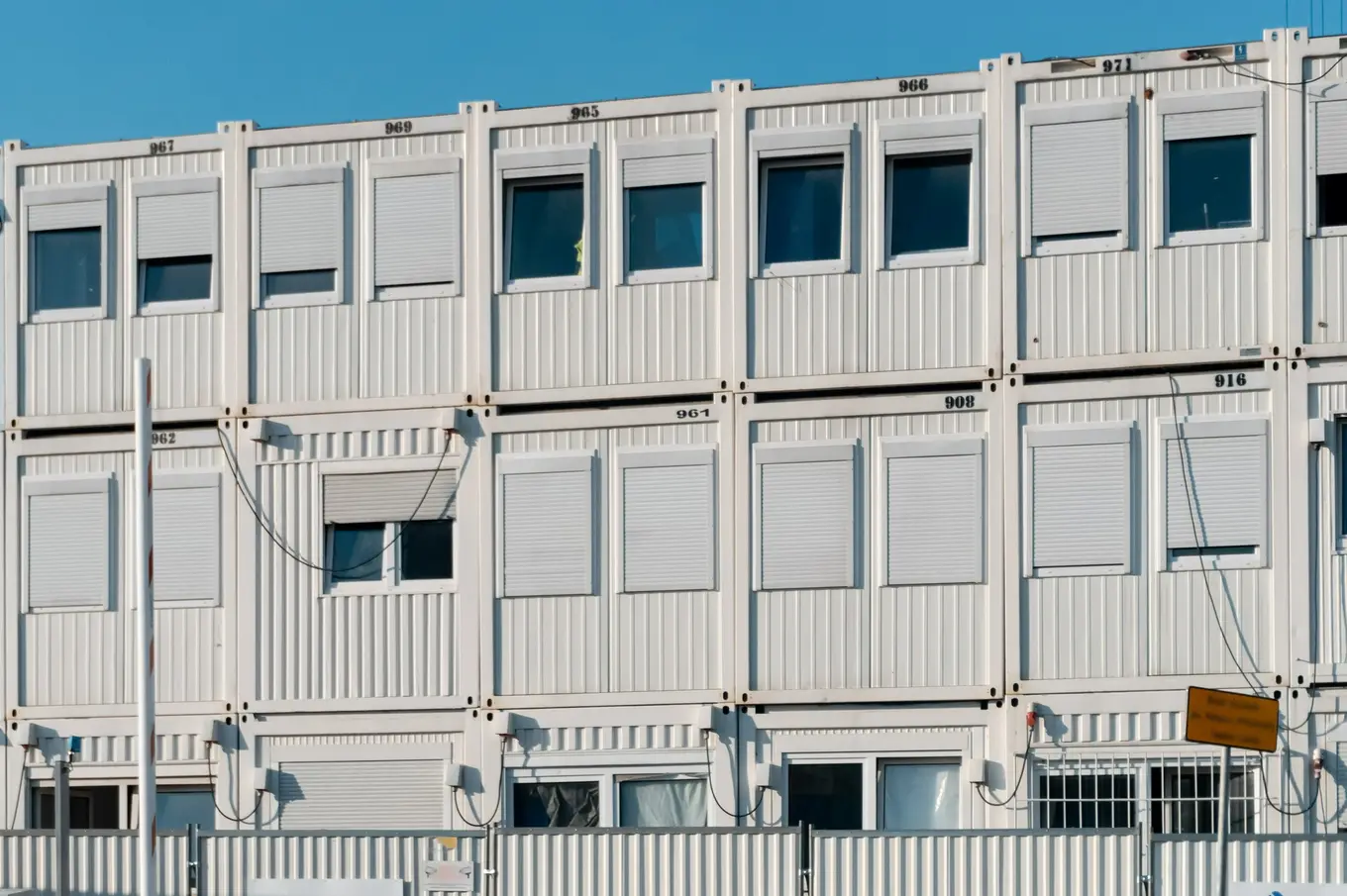 kontenery mieszkalne na placu budowy